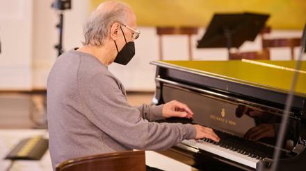 Generalprobe. Der ukrainische Komponist Valentin Silvestrov kurz vor dem Konzert «Für Freiheit und Frieden" auf Schloss Bellevue.. 
