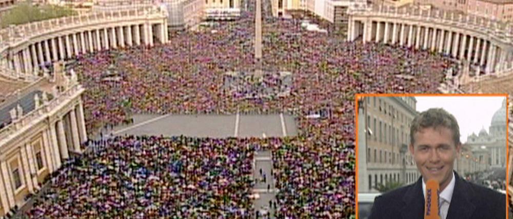 Am 19. April 2005: Phoenix schreibt ein kleines Stück Fernsehgeschichte, als Stephan Kulle um 18 Uhr 39 - vier Minuten vor der offiziellen Bekanntgabe - die Wahl von Kardinal Joseph Ratzinger zum Papst Benedikt XVI. live verkündet.