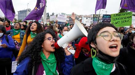 Ein weltweiter Kampf: Frauen in Ecuador protestieren im März gegen die geplante Verschärfung der Abtreibungsgesetzes in ihrem Land.