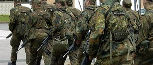 Soldaten passieren die Kontrollhäuschen einer Kaserne.
