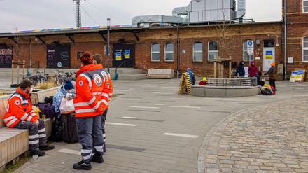Cottbus: Mitarbeiter vom Roten Kreuz ruhen sich aus, nachdem sie beim Empfang eines Flüchlingszuges aus der Ukraine mitgeholfen haben.