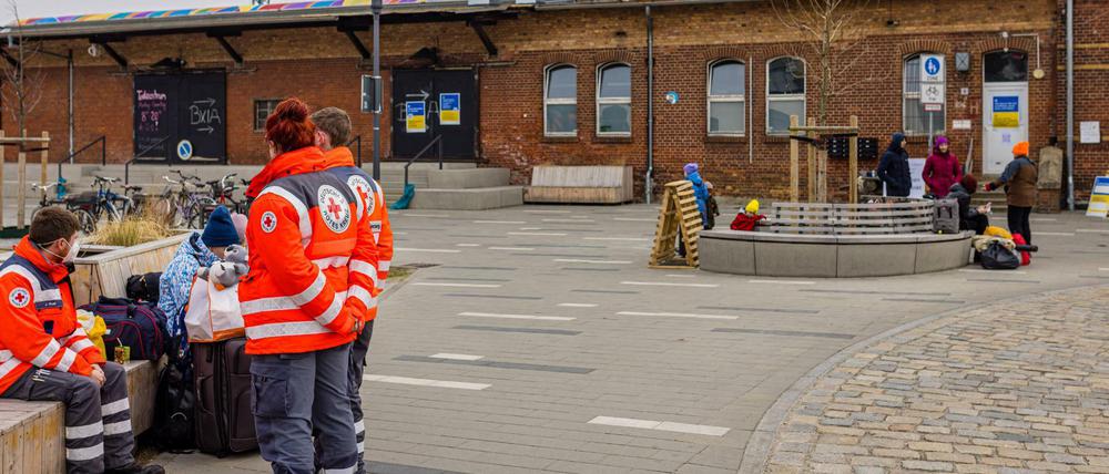 Cottbus: Mitarbeiter vom Roten Kreuz ruhen sich aus, nachdem sie beim Empfang eines Flüchlingszuges aus der Ukraine mitgeholfen haben.
