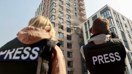 Der Krieg braucht Bilder - hier dokumentieren Fotojournalisten die Zerstörungen in Kiews.