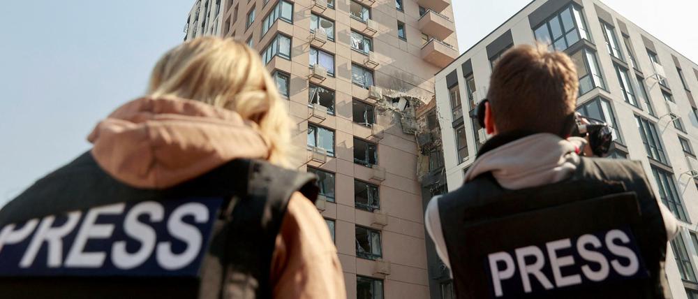 Der Krieg braucht Bilder - hier dokumentieren Fotojournalisten die Zerstörungen in Kiews.