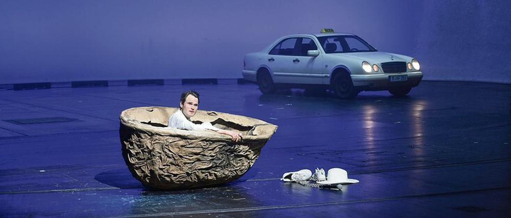 Er ist müde. Fabian Hinrichs in „Geht es dir gut?“ in der Berliner Volksbühne. 