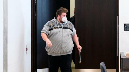Der Youtuber "Drachenlord" betritt den Verhandlungssaal im Strafjustizzentrum Nürnberg.