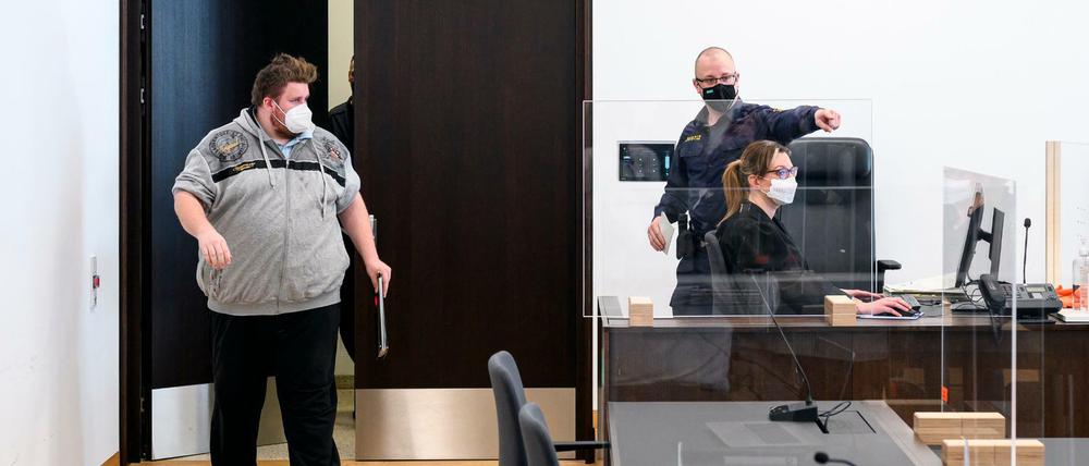 Der Youtuber "Drachenlord" betritt den Verhandlungssaal im Strafjustizzentrum Nürnberg.