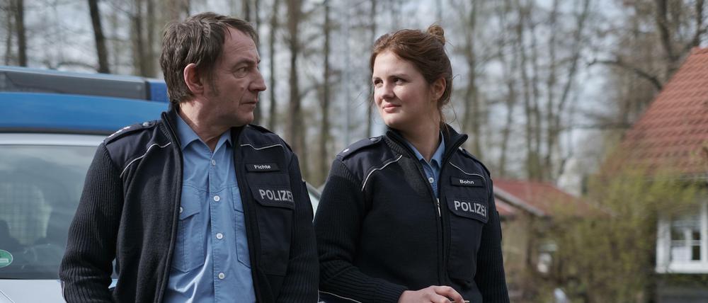 Müssen nun gemeinsam die Verbrechen im Spreewald aufklären: Luise Bohn (Alina Stiegler) und Fichte (Thorsten Merten).