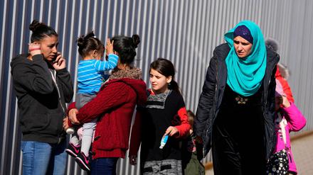 Frauen und Kinder direkt nach ihrer Flucht aus der Ukraine.