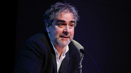 Der Journalist und PEN-Präsident Deniz Yücel bei einer "Lesung für die Ukraine" am 26. Februar im Maxim Gorki Theater.