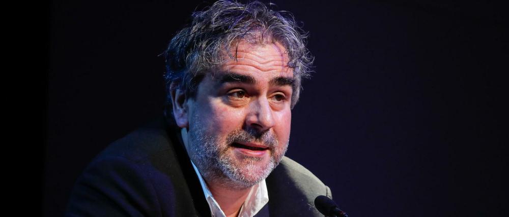 Der Journalist und PEN-Präsident Deniz Yücel bei einer "Lesung für die Ukraine" am 26. Februar im Maxim Gorki Theater.