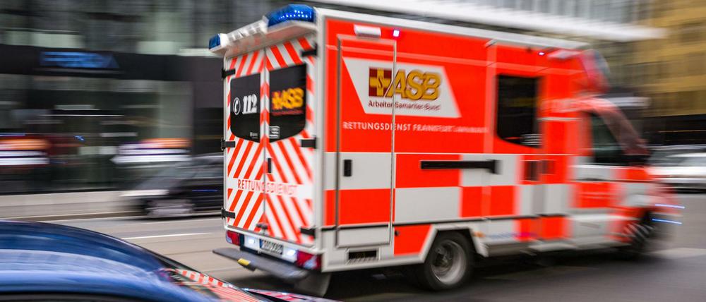 Ein Rettungswagen ist mit Blaulicht unterwegs (Symbolbild)