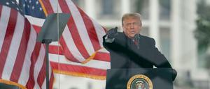 Donald Trump, damaliger Präsident der USA, hält während einer Kundgebung seiner Unterstützer am 6. Januar 2021 eine Rede vor dem Weißen Haus.