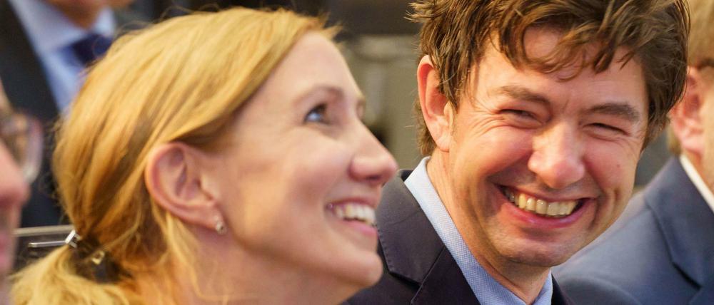 Die Virologin Sandra Ciesek (l.) und ihr Kollege Christian Drosten (r.) senden ihr „Coronavirus-Update“ vorerst zum letzten Mal. 