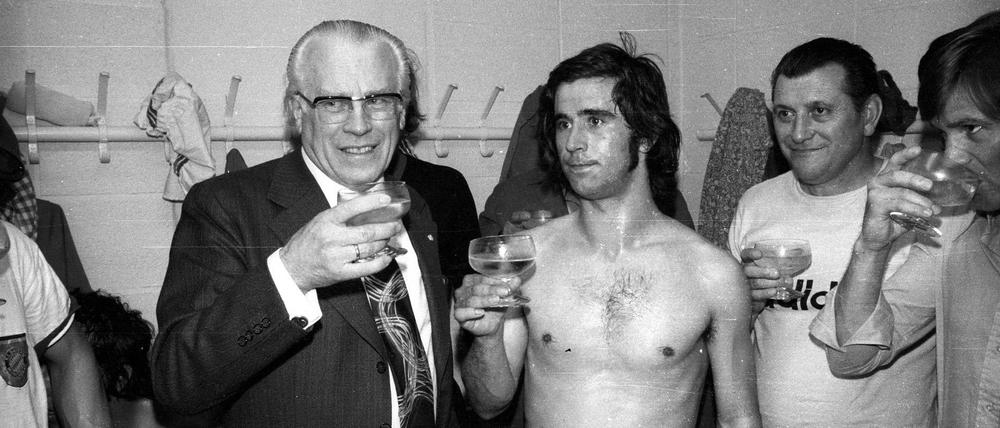 Gute alte Zeiten: der FC Bayern München feiert in der Kabine 1972 den Gewinn der deutschen Meisterschaft. 