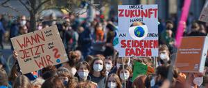 Mehrere Tausend Menschen haben am Freitag in Berlin beim Klimastreik der Bewegung Fridays for Future demonstriert.