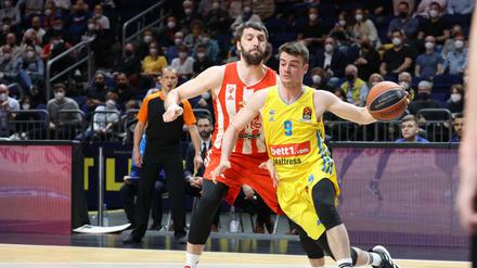 Jonas Mattisseck (rechts) lieferte sich ein hitziges Duell mit Belgrad (im Bild Nate Wolters).