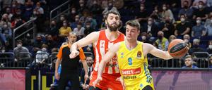 Jonas Mattisseck (rechts) lieferte sich ein hitziges Duell mit Belgrad (im Bild Nate Wolters).