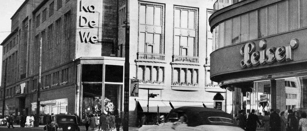 Das Kaufhaus des Westens (KaDeWe) und das Schuhgeschäft Leiser an der Tauentzienstraße im Jahr 1955. -