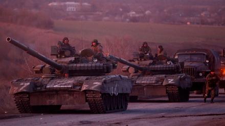 Pro-russische Truppen stehen an einer Straße nahe Mariupol.