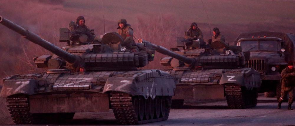 Pro-russische Truppen stehen an einer Straße nahe Mariupol.