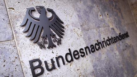 BND, MAD und BfV werden vom PKGr überwacht.