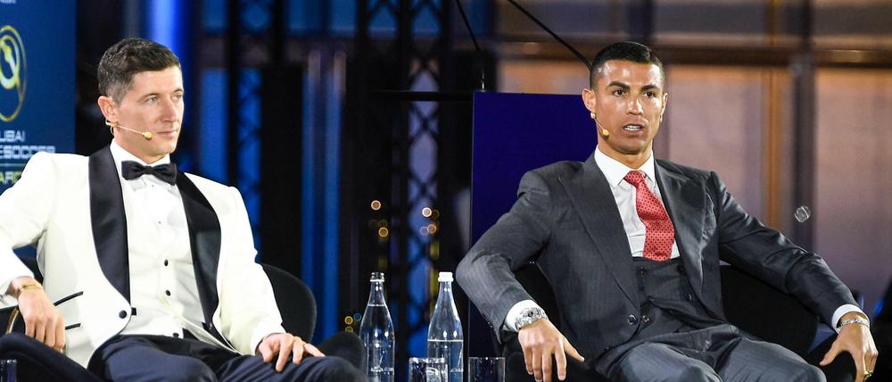 Robert Lewandowski (links) und Cristiano Ronaldo, hier bei einer Preisverleihung in Dubai, wollen sich am Dienstagabend für die WM in Katar qualifizieren.