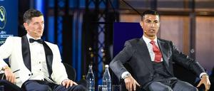 Robert Lewandowski (links) und Cristiano Ronaldo, hier bei einer Preisverleihung in Dubai, wollen sich am Dienstagabend für die WM in Katar qualifizieren. 