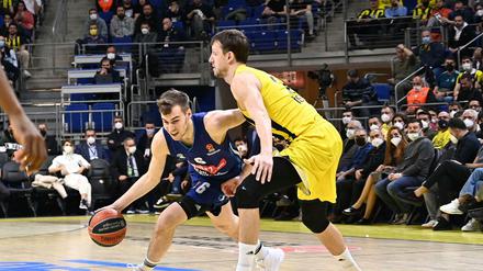 Malte Delow (links) holte mit Alba einen wichtigen Sieg bei Fenerbahce.