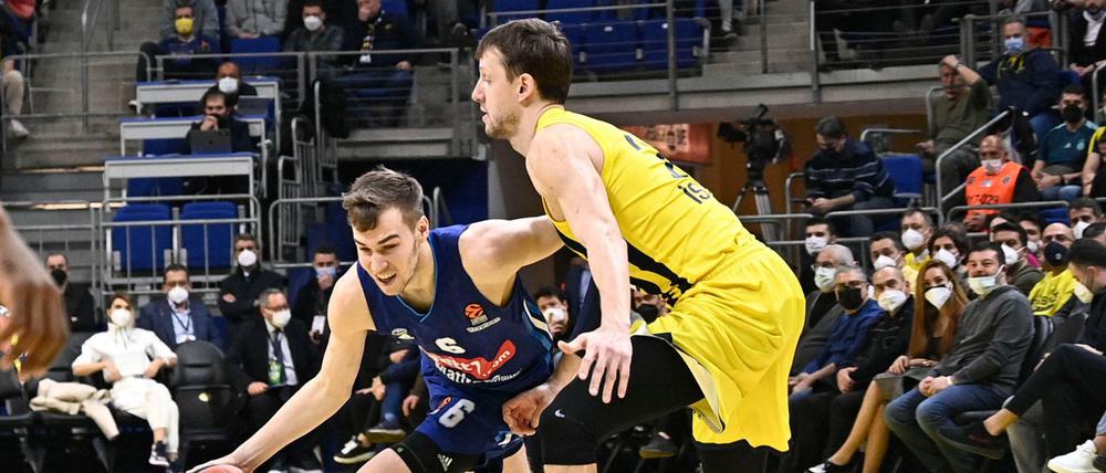 Malte Delow (links) holte mit Alba einen wichtigen Sieg bei Fenerbahce.