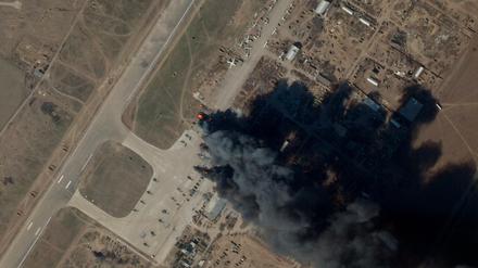 Feuer und Rauch am internationalen Flughafen und Luftwaffenstützpunkt Cherson.