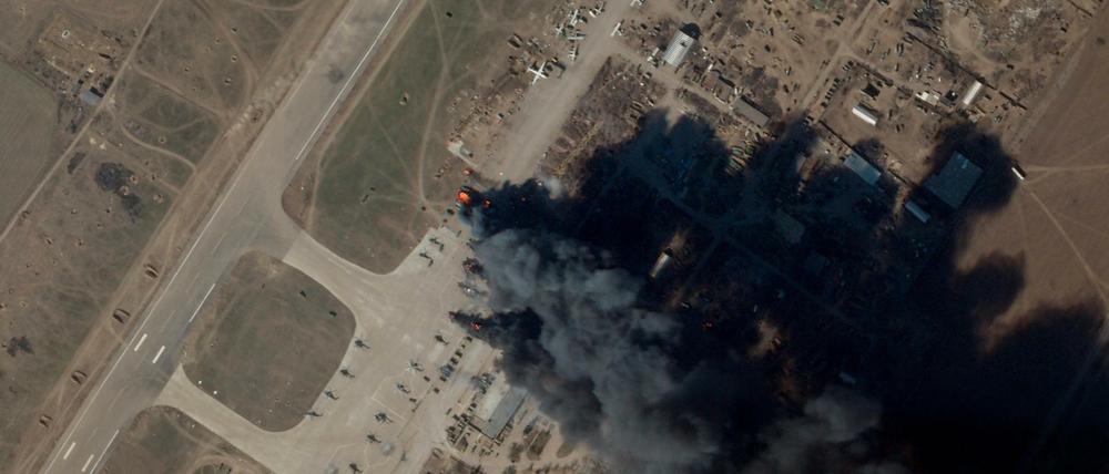 Feuer und Rauch am internationalen Flughafen und Luftwaffenstützpunkt Cherson.