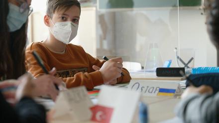 Der Lehrerverband schätzt, dass mindestens 15.000 zusätzlichen Lehrkräften für die ukrainischen Schüler:innen nötig werden, hinzu kämen Tausenden von mehr benötigten Kita-Erzieherinnen.