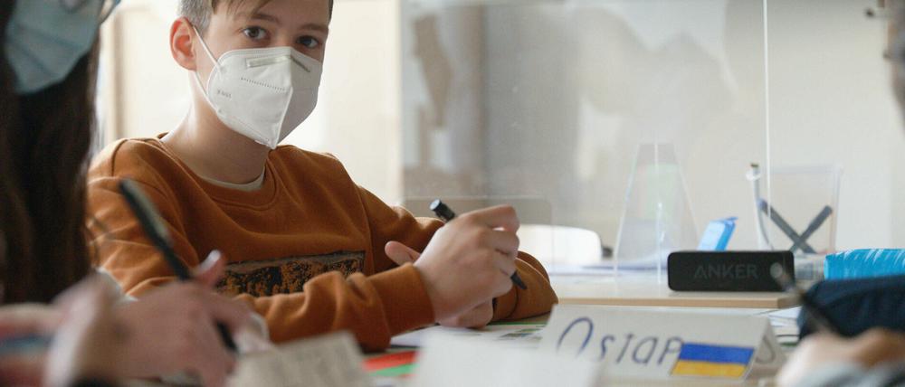 Der Lehrerverband schätzt, dass mindestens 15.000 zusätzlichen Lehrkräften für die ukrainischen Schüler:innen nötig werden, hinzu kämen Tausenden von mehr benötigten Kita-Erzieherinnen.