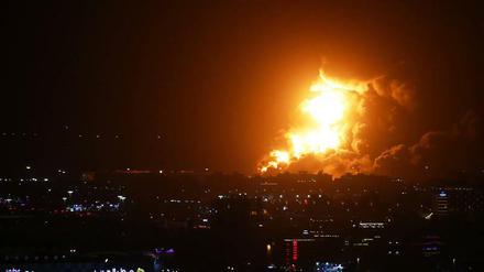 Auch in der Nacht brannte es nach dem Raketen-Einschlag noch weithin sichtbar.
