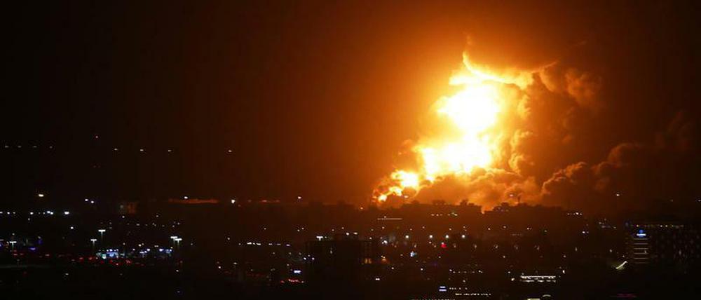 Auch in der Nacht brannte es nach dem Raketen-Einschlag noch weithin sichtbar.