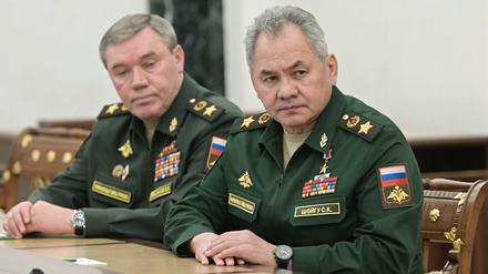 Russlands Verteidigungsminister Sergej Shoigu (r., Archivbild)