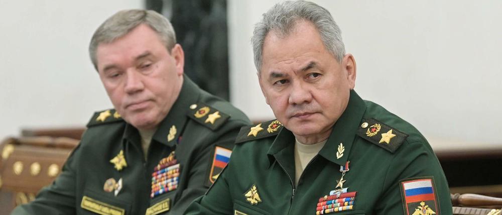 Russlands Verteidigungsminister Sergej Shoigu (r., Archivbild)