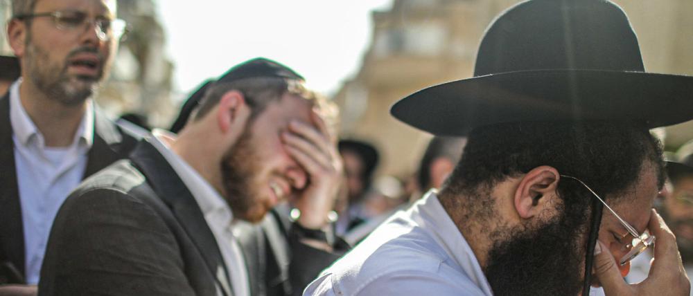 Bnei Brak: Israelische Trauernde nehmen an der Beerdigung teil.