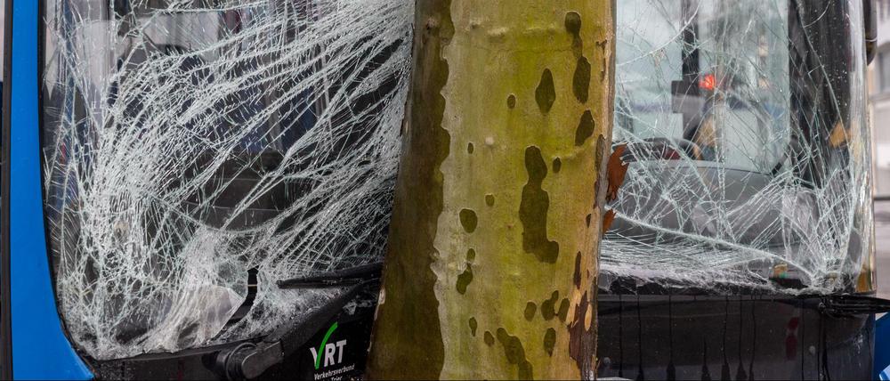 Schulbus fährt gegen Baum – die Unglücksstelle in Trier