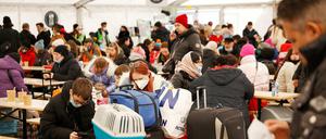 Kriegsflüchtlinge aus der Ukraine sitzen in der "Welcome Hall Land Berlin", der ersten Anlaufstelle nach der Ankunft der Flüchtlinge auf dem Hauptbahnhof.