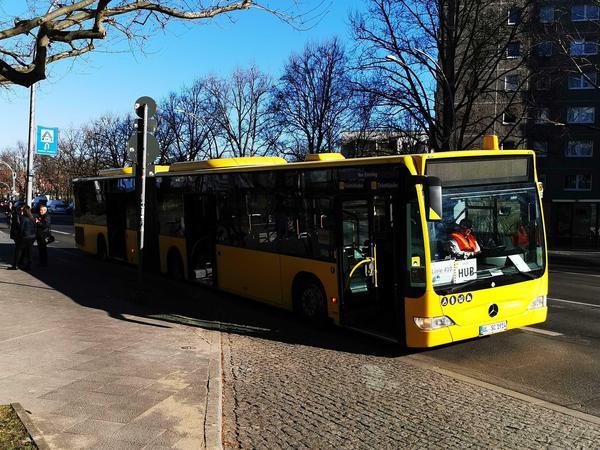Leerfahrt. Dieser Bus sollte die Flüchtlinge aufnehmen und zum Ankunftszentrum Tegel bringen. Doch sie wollten nicht mitfahren.