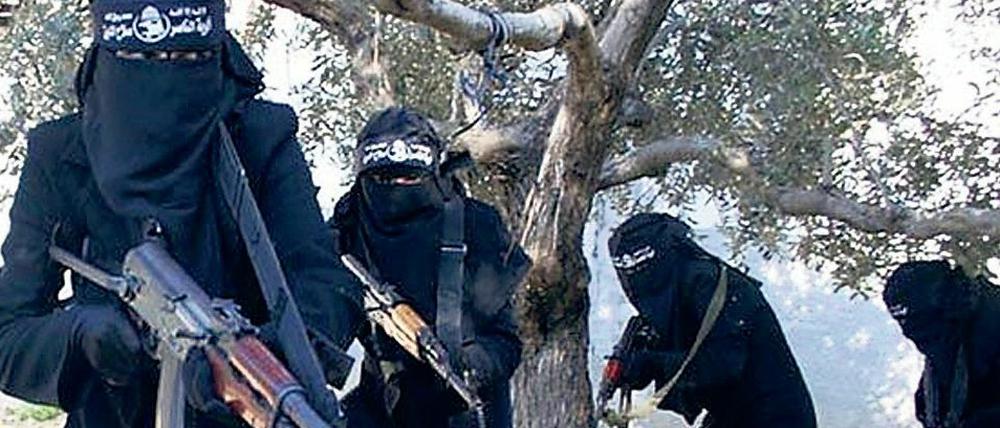 Kämpferinnen für den IS. Zahlreiche Frauen sind zur Terrormiliz "Islamischer Staat" gereist, einige haben mit Waffen hantiert. Vier Rückkehrerinnen wurden jetzt am Frankfurter Flughafen festgenommen.