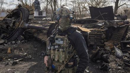 Ein ukrainischer Soldat im Dorf Lukyanivka nahe Kiew
