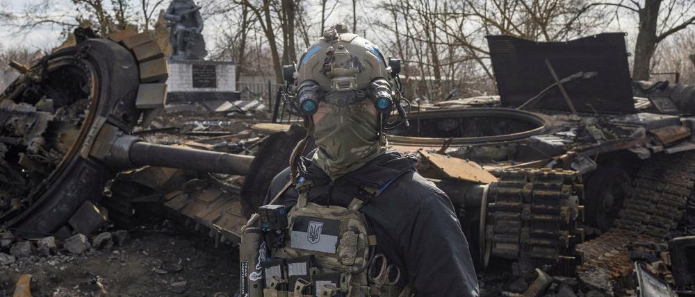Ein ukrainischer Soldat im Dorf Lukyanivka nahe Kiew