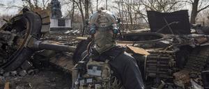 Ein ukrainischer Soldat im Dorf Lukyanivka nahe Kiew
