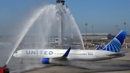 Ein Passagierflugzeug der United Airlines wird am Hauptstadtflughafen BER von der Flughafenfeuerwehr zum Erstflug vom BER zum New Yorker Flughafen Newark verabschiedet. 