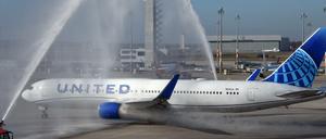 Ein Passagierflugzeug der United Airlines wird am Hauptstadtflughafen BER von der Flughafenfeuerwehr zum Erstflug vom BER zum New Yorker Flughafen Newark verabschiedet. 