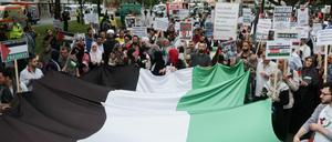 Eine übergroße Flagge Palästinas beim Al-Quds-Marsch im Jahr 2017. Die Demo zog in der Vergangenheit bis zu 1200 Teilnehmer an.