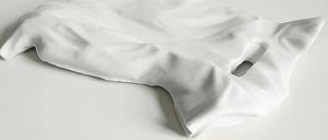 In Stein gemeißelt. Der Berliner Bildhauer Markus Wüste setzte der leichten Tüte ein gewichtiges Denkmal.